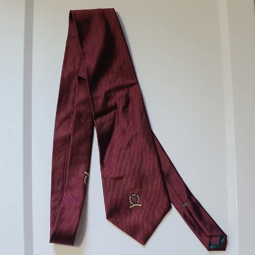 Vtg Tommy Hilfiger Italian Silk Burgundy Crest‎ Tie